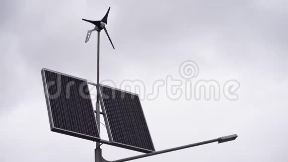 太阳能电池板和小型风力涡轮机用于生产环保能源视频的预览图