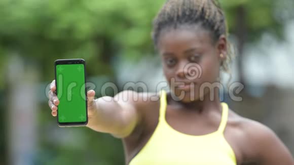 年轻快乐的非洲女人在户外打电话视频的预览图
