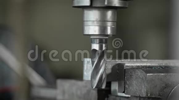 工业设施中机器上旋转钻头的特写镜头视频的预览图