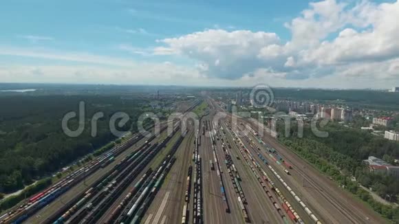 高空俯视图铁路货场货物分拣站视频的预览图