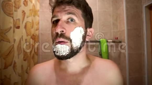 有胡子的男人用一把安全剃刀刮胡子视频的预览图