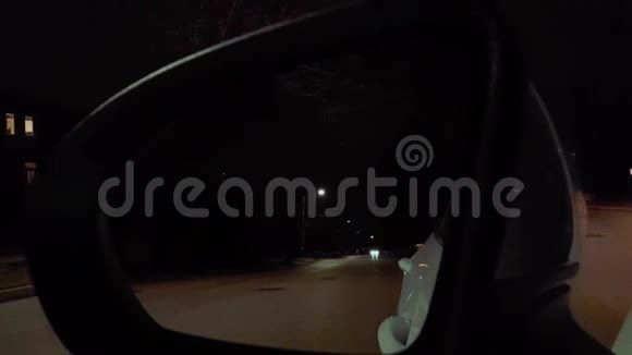 晚上车侧镜观街道交通车辆后视镜视频的预览图