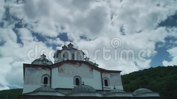 一些云在东正教圣约阿金奥索科夫斯基教堂上空移动的时间视频的预览图