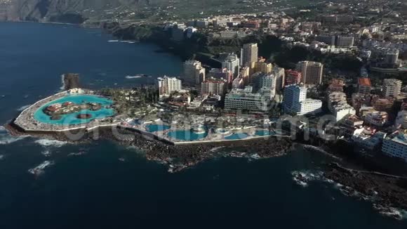 酒店附近的高景圆形游泳池视频的预览图