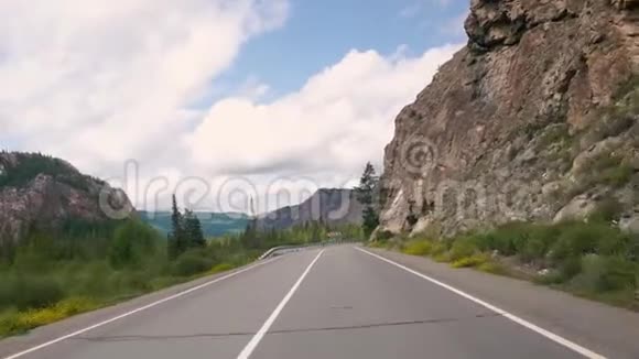 在夏日的山路上开车视频的预览图