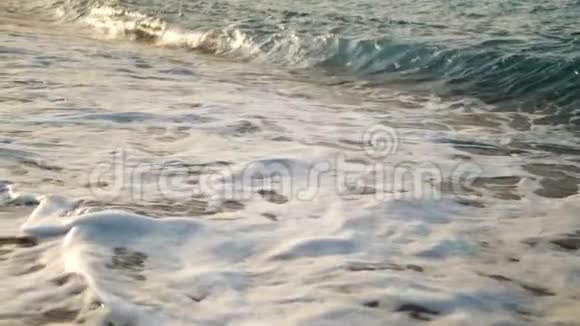 海岸线上美丽的蓝色海浪的特写视频视频的预览图