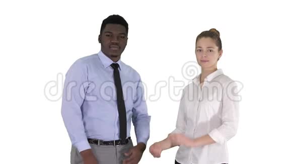 国际商务人士站在白色背景上双臂交叉视频的预览图