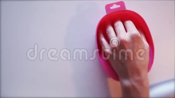 女性在修指甲前用水盛碗视频的预览图