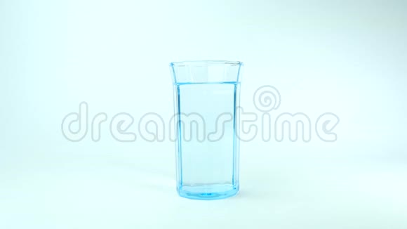 果盐溶解在一杯水中视频的预览图