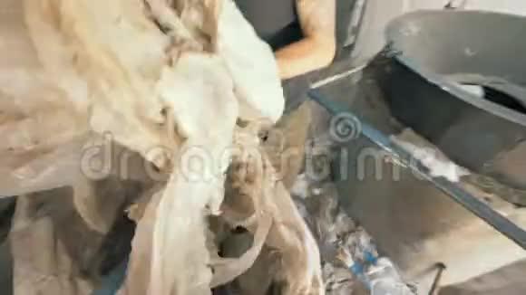 工厂工人用大机器磨废纸回收4K视频的预览图