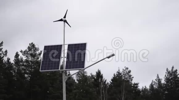 太阳能电池板和小型风力涡轮机用于生产环保能源视频的预览图