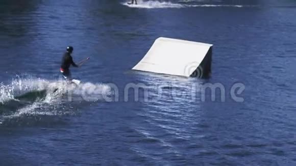 极限运动员用跳板训练水上花样视频的预览图