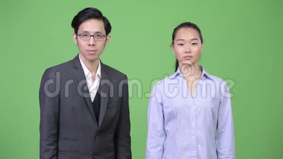 年轻的亚洲商务情侣一起握手视频的预览图