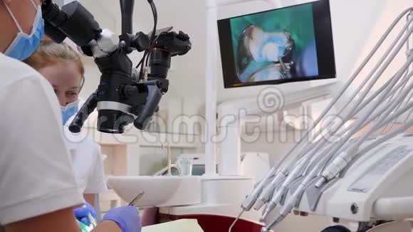 专科医生在无菌条件下为临床提供双眼显微镜服务视频的预览图