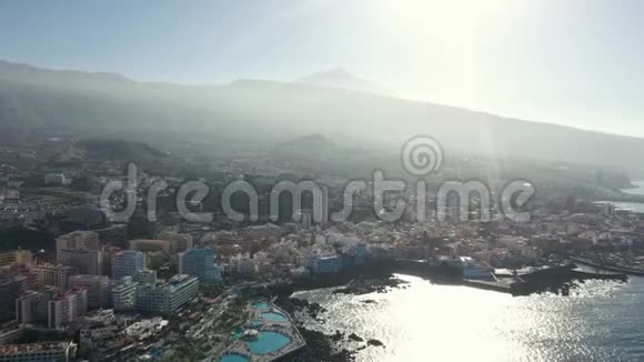 上观度假城市岛上靠山在海洋湾视频的预览图