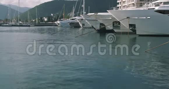 帆船停靠在海港暑假视频的预览图