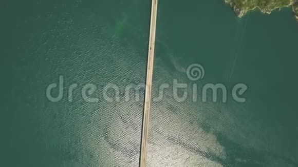 空中镜头一辆汽车在皮瓦湖的桥上行驶视频的预览图
