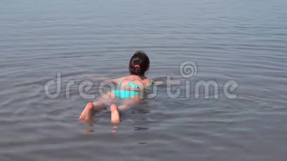 女人在咸湖洗澡视频的预览图