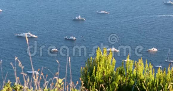 从山上俯瞰地中海沿岸的游艇视频的预览图