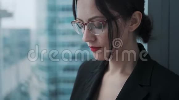 使用手机眼镜的商务女性特写肖像视频的预览图