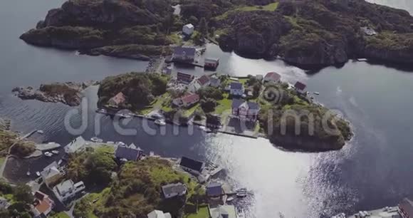 在阳光下医生在岛上绿色草坪上飞过房屋视频的预览图