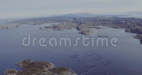 从峡湾水上落基岛上的渔网起飞视频的预览图