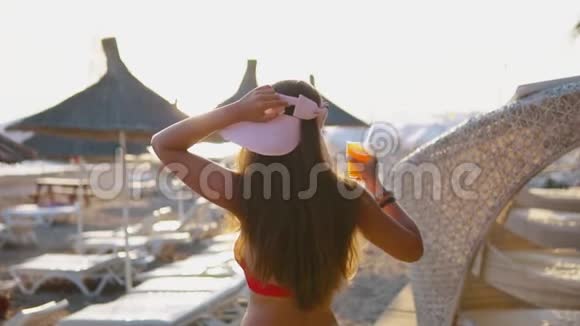 快乐的女人喝异国情调的鸡尾酒和跳舞视频的预览图