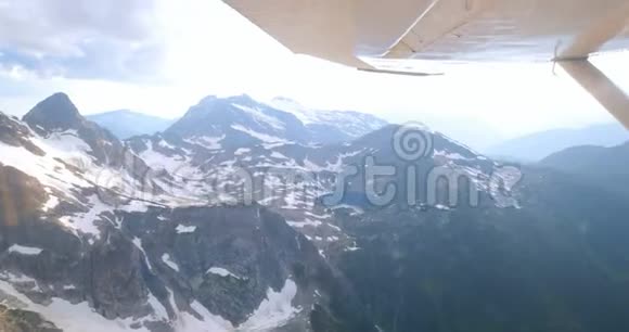 驾驶飞机飞越白雪覆盖的4k山视频的预览图
