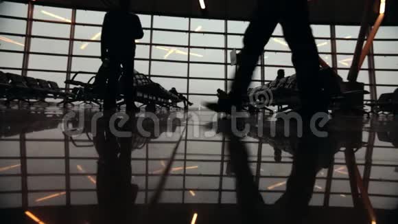 机场国际航站楼旅客剪影四处走动的人视频的预览图
