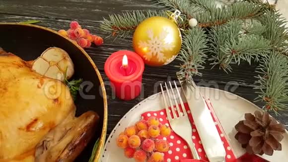 全鸡炒煎锅晚餐用黑色木制背景新年慢动作视频的预览图