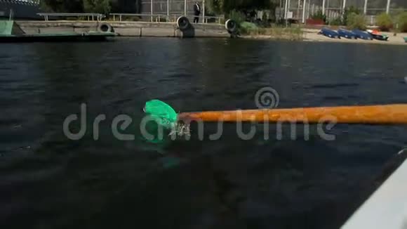 在水中划桨视频的预览图