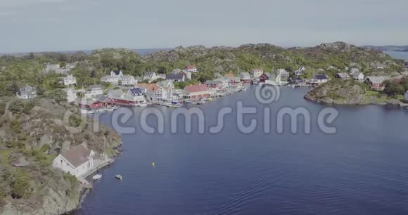 乘着蓝色的水飞往有游艇棚的村庄视频的预览图