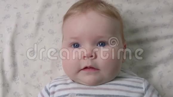 可爱的婴儿打喷嚏和微笑视频的预览图