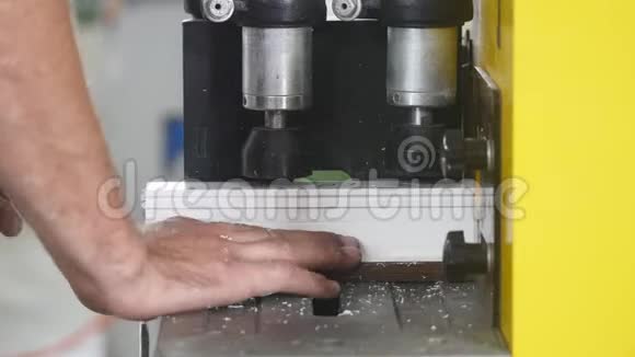 聚氯乙烯窗户和门制造工人用圆锯切割PVC型材圆锯切割PVC型材视频的预览图