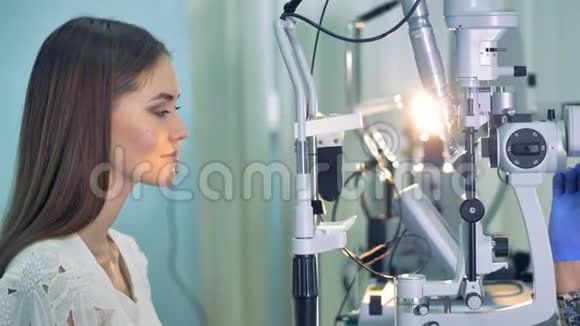 眼科医生开始检查诊所里的一名年轻妇女视频的预览图