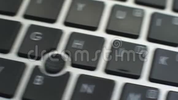 电脑键盘上的免费下载按钮女性手按键视频的预览图