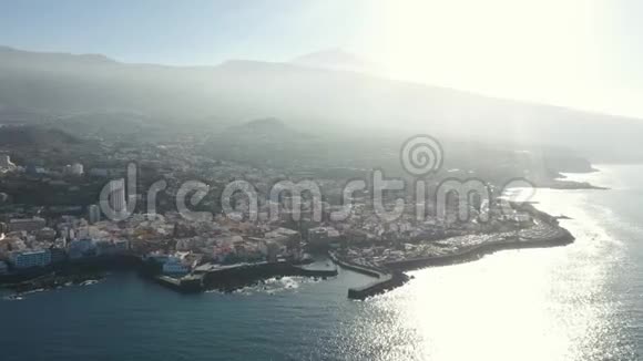 在明亮的阳光照射下在岛上的城市住宅可以鸟瞰视频的预览图