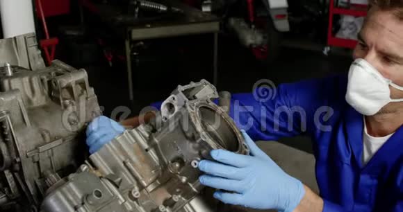 修理4k车房的男机修工修理摩托车发动机视频的预览图