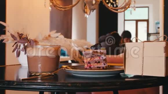 一家面包店一顿美味的早餐桌上放着一块黑莓蛋糕和一杯咖啡很漂亮的内部视频的预览图