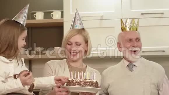 老人在蛋糕上吹蜡烛视频的预览图
