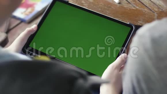 母子俩一起用数字平板绿屏色度键视频的预览图