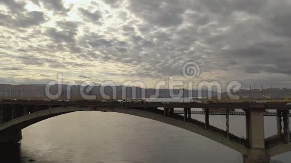 河上桥上的城市交通视频的预览图