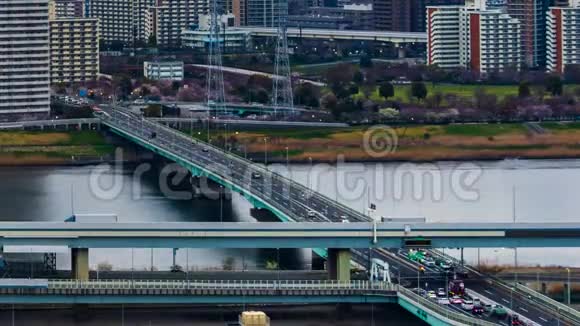 日本东京横渡荒川河的高速公路桥梁时间流逝视频的预览图