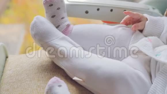 妈妈把袜子放在新生婴儿的腿上视频的预览图