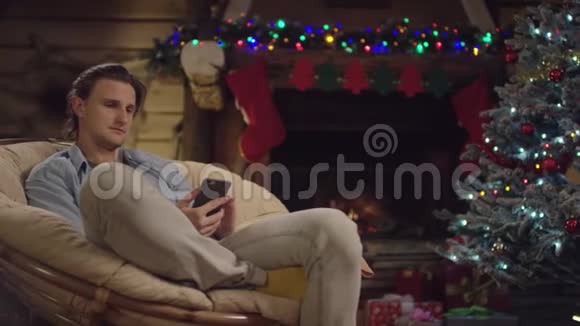 圣诞夜使用智能手机的帅哥视频的预览图