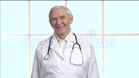 快乐的老男医生在明亮的房间视频的预览图