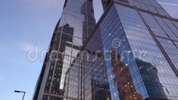 现代的用玻璃做的摩天大楼从下面旋转的全景视频的预览图