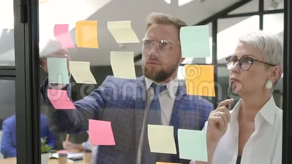 男女执行同事头脑风暴项目在办公室会议室视频的预览图