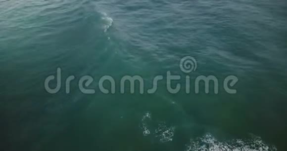 无人机在开阔的海洋中低飞于高起泡的海浪上平静的垂直视野蓝色潮汐冲破海水视频的预览图
