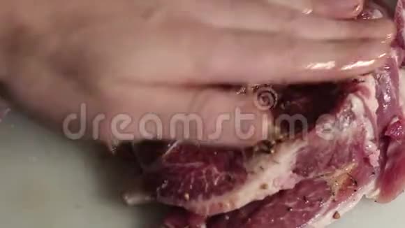 厨师用香料和橄榄油腌制鲜肉视频的预览图